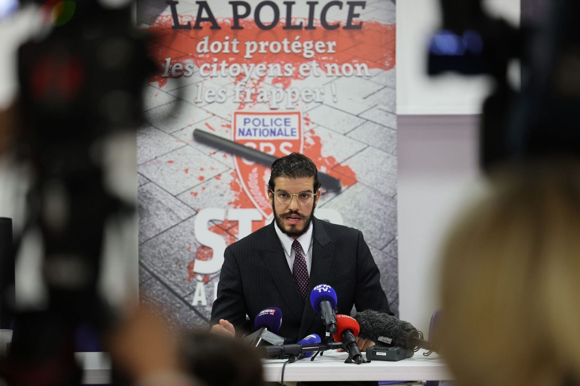 Maître Shalabi lors d’une conférence de presse